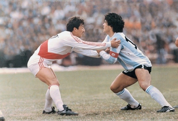 Lucho Reyna anuló a Diego Maradona en recordado Perú - Argentina.