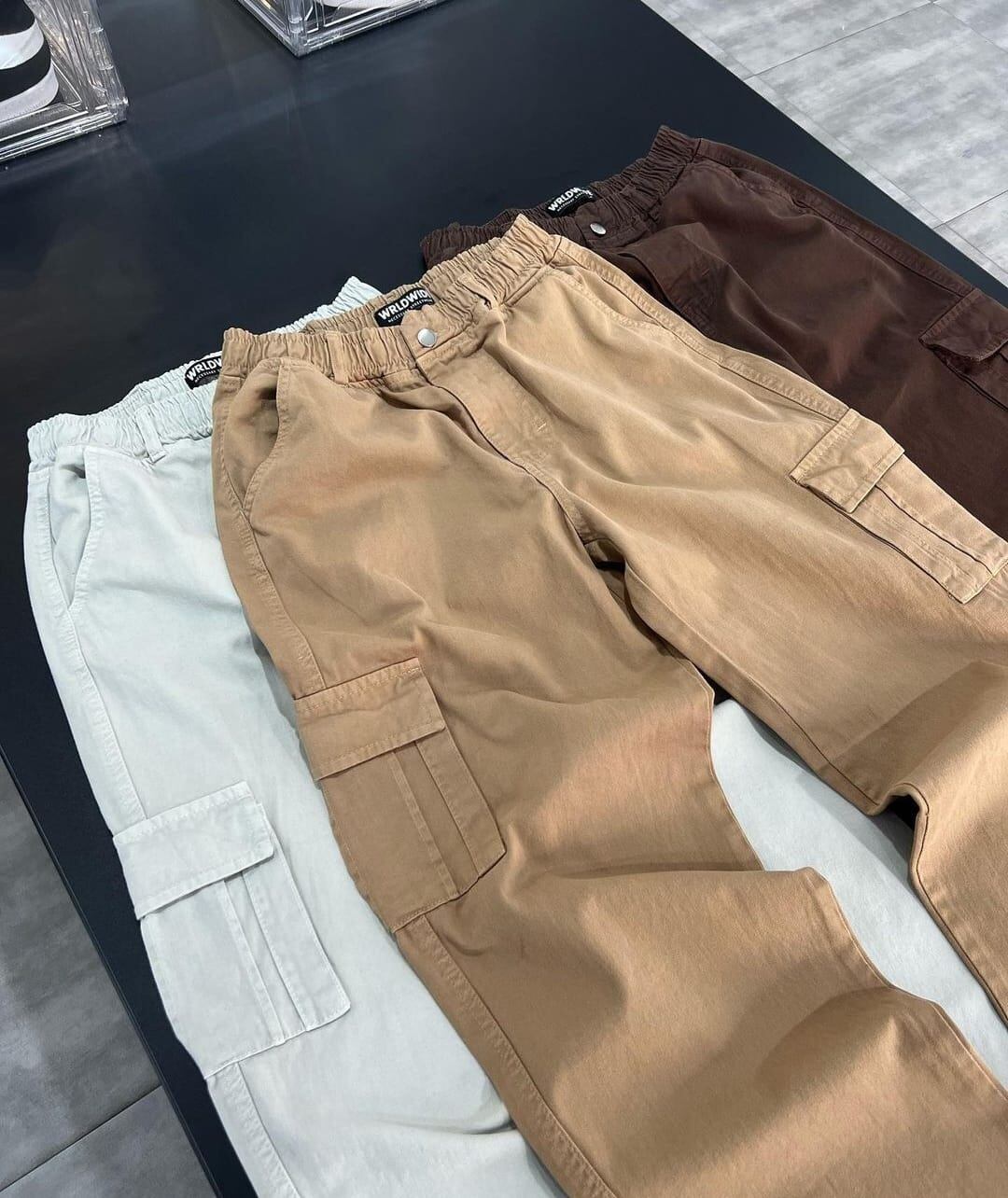 Los pantalones cargos son los que tenen más demanda, son anchos y son los favoritos.