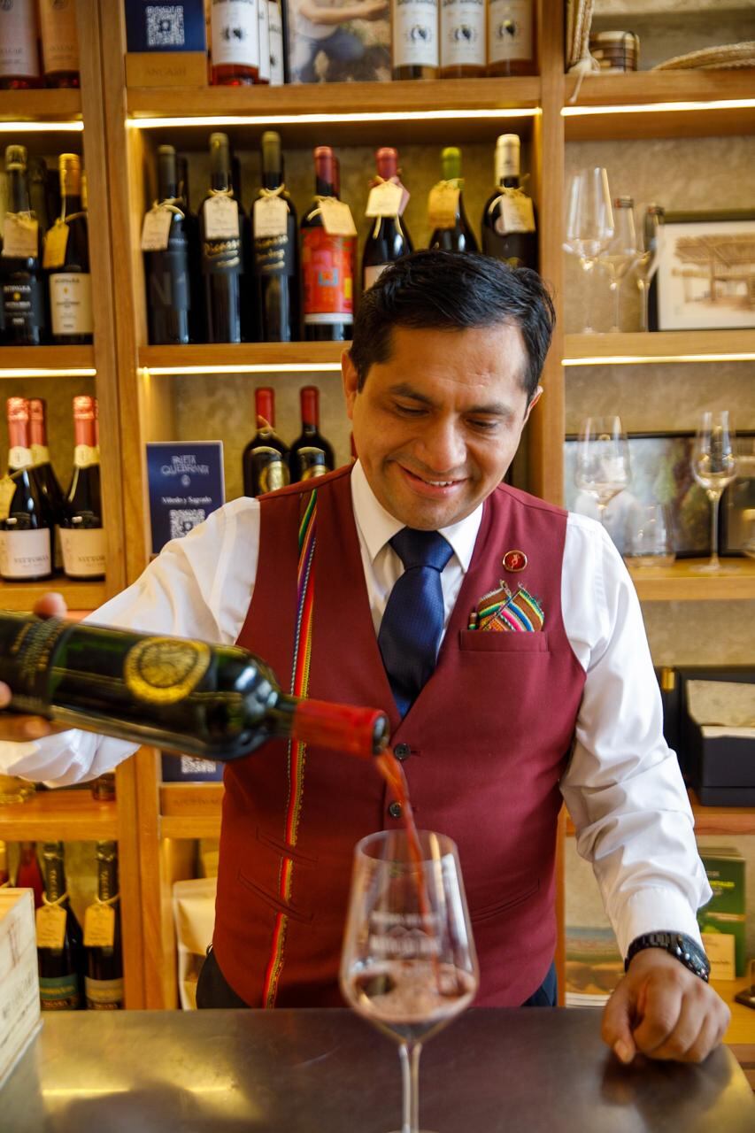 Sugiere tips a la hora de comprar una botella de vino.
