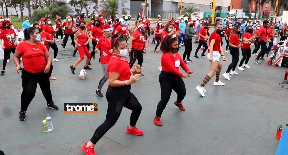 Profesores de baile, con look navideño de 'Papá Noel fitness', motivan a realizar ejercicios hasta al ritmo de 'Burrito Sabanero' y otros villancicos. (Trome)