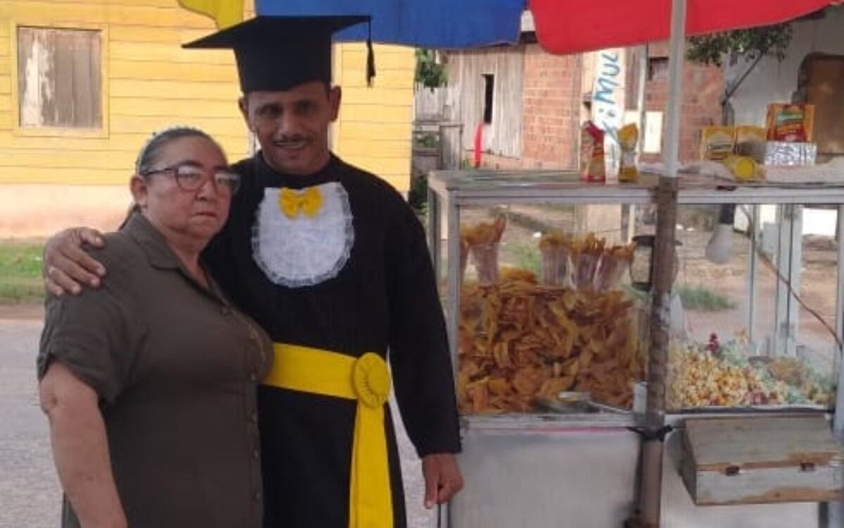 Vendedor ambulante de papas y palomitas se gradúa en Letras a los 52 años. (Foto: Samuel Cardoso Brito / Facebook)