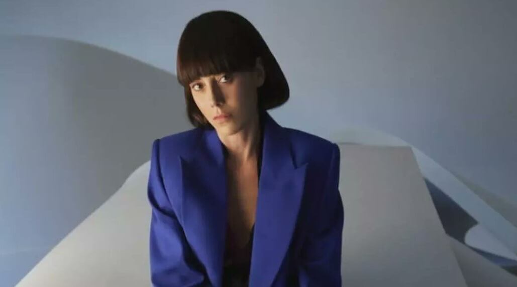 Cansu Dere con un nuevo look (Foto: Vogue Türkiye)