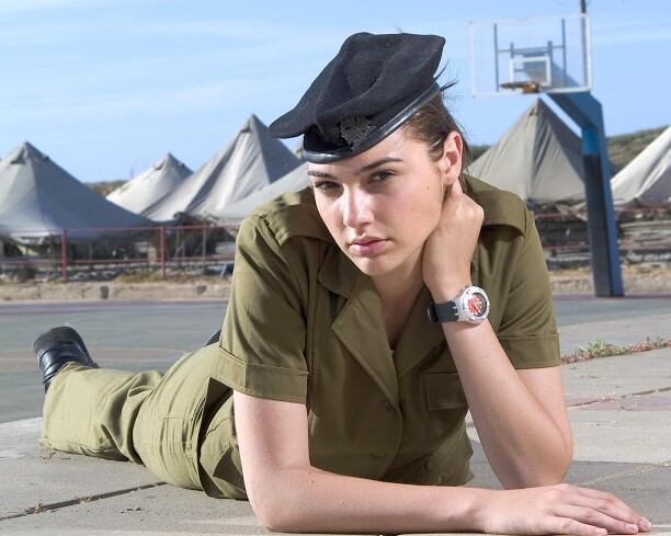 Además de ser modelo, Gadot también sirvió a su patria (Foto: Revista Maxim)