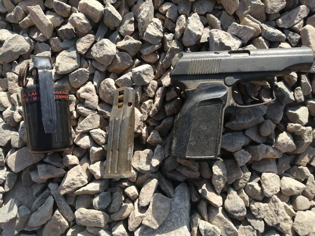 Daniel Félix Valenzuela Aspur (37), ‘cara de diablo’, que según la policía, pertenecería a la banda ‘Los Malditos de Matahuay’ y se dedicaría a delitos que van desde extorsión, usurpación agravada y tenencia ilegal de armas, fue detenido cuando pretendía ingresar a un predio con una granada lacrimógena.