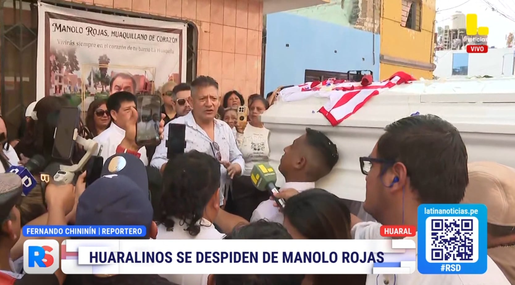 Los restos de Manolo Rojas llegaron a su casa en Huaral, acompañado de los pobladores.