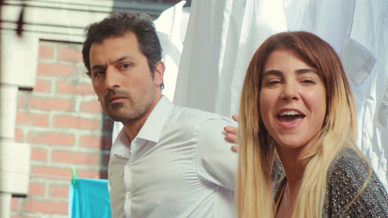 Arif y Ceyda (Gökçe Eyüboglu) se encontraban en un bazar para vender sus camisas (Foto: MF Yapım)
