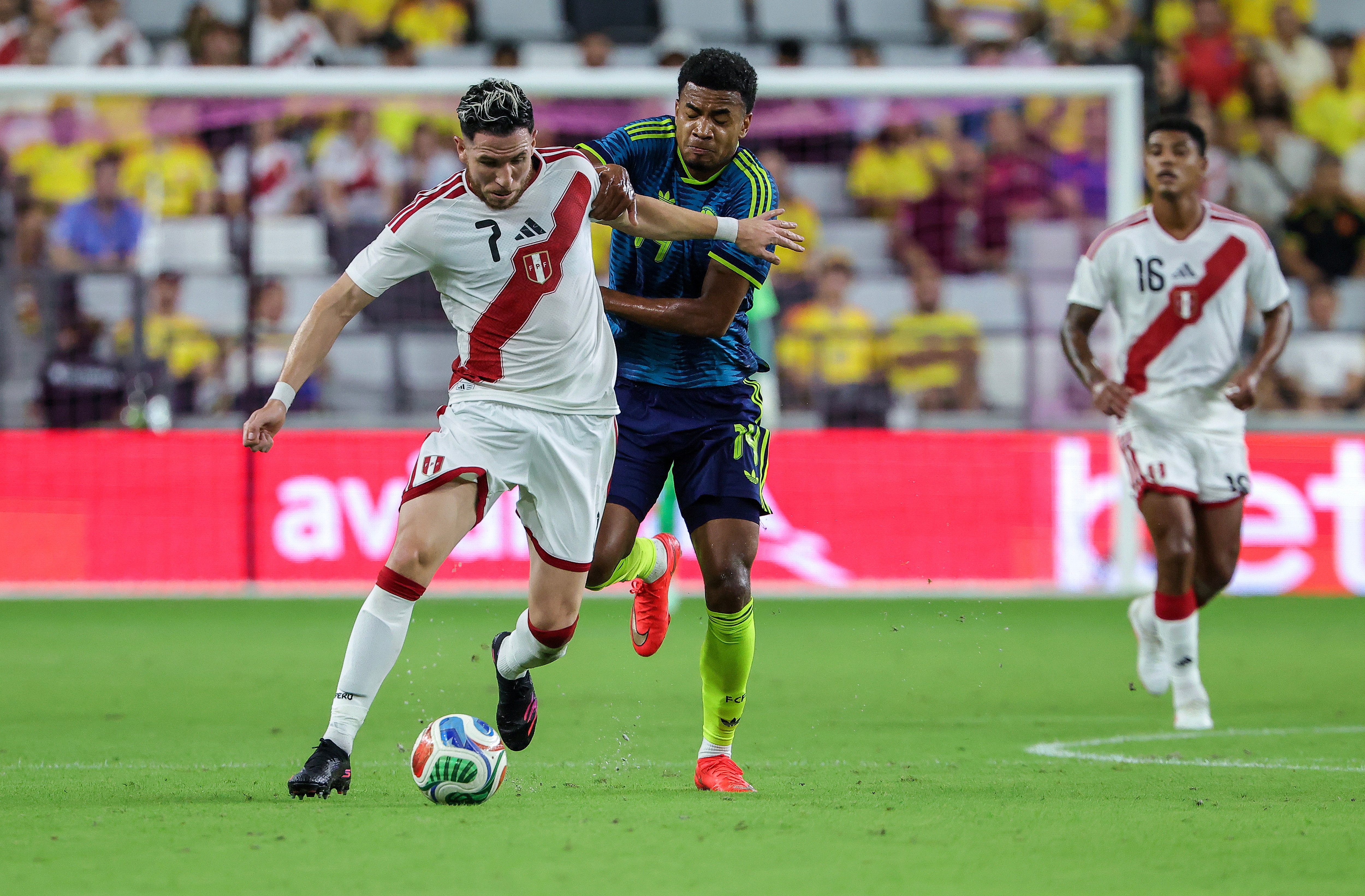 Dupla Ugarriza - Vélez tampoco fue solución en la selección peruana.(EFE/EPA/CRISTOBAL HERRERA-ULASHKEVICH)