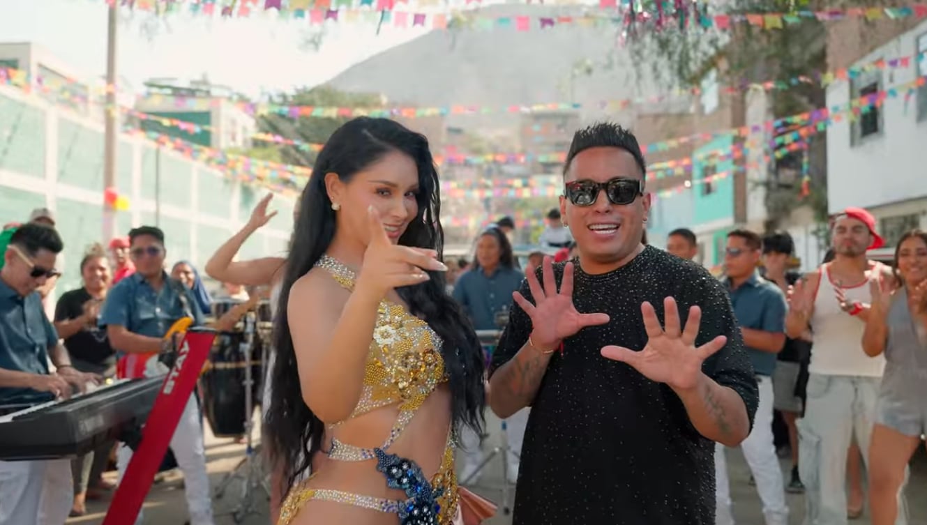 Pamela Franco y Christian Cueva en el nuevo videoclip del tema 'El Perro del Hortelano'.