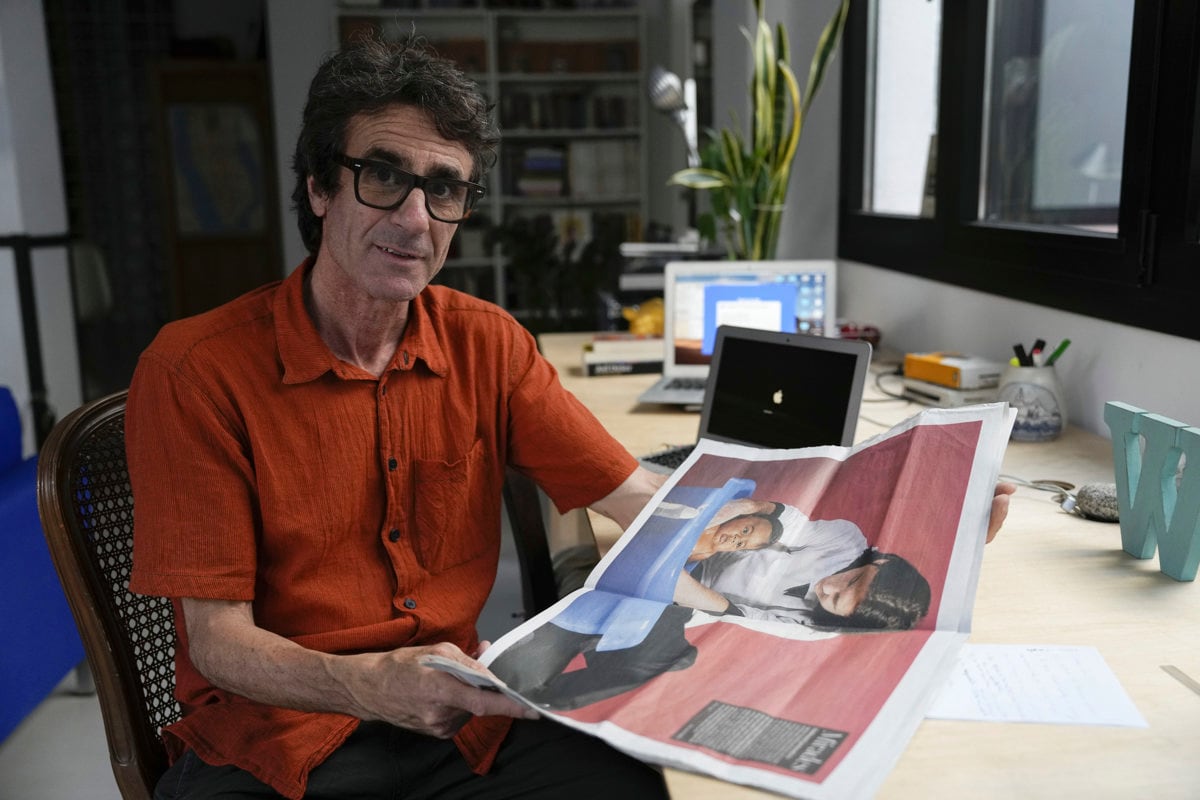 Fotografía de archivo, tomada el 10/07/2024, de una entrevista con Joan Monfort, el autor de la icónica foto en la que comparten escenario un joven Leo Messi y un bebé Lamine Yamal en 2007. Lamine Yamal, estrella de la selección española, cumplirá su sueño de enfrentarse a Leo Messi, su ídolo, casi 19 años después de la foto en la que el crack argentino bañaba al jugador español, cuando este apenas tenía unos meses. EFE/Archivo/Alejandro García