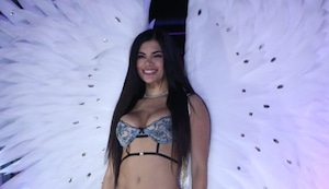 Samantha Batallanos cumple sueño al desfilar como ángel de Victoria’s Secret