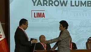 Norma Yarrow hace feo desplante al presidente del JNE Roberto Burneo durante entrega de credenciales a diputados electos | VIDEO