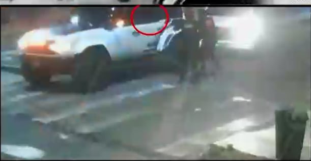 Imágenes muestran como uno de los falsos policías ejecuta sin piedad a la última de las víctimas. Foto: Willax