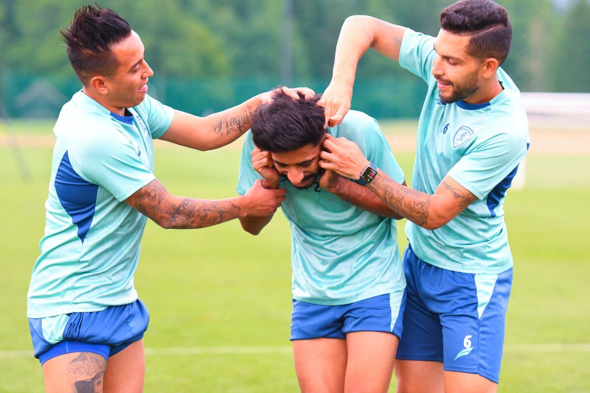 Christian Cueva ya interactua con sus compañeros (Foto: @fatehclub)