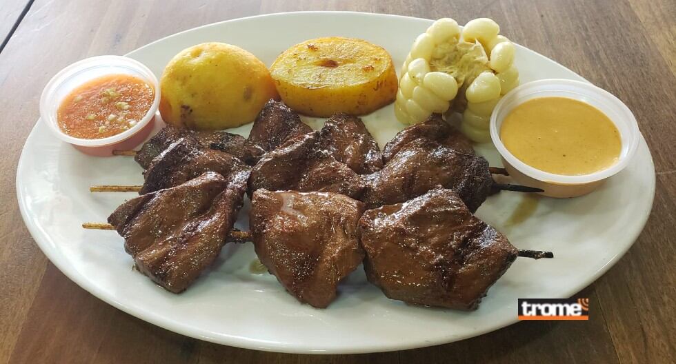 Restaurante 'Sabores Peruanos' ofrece anticuchos, tamalitos con chicharrones y toda la gastronomía peruana para mamá. (Isabel Medina / Trome)