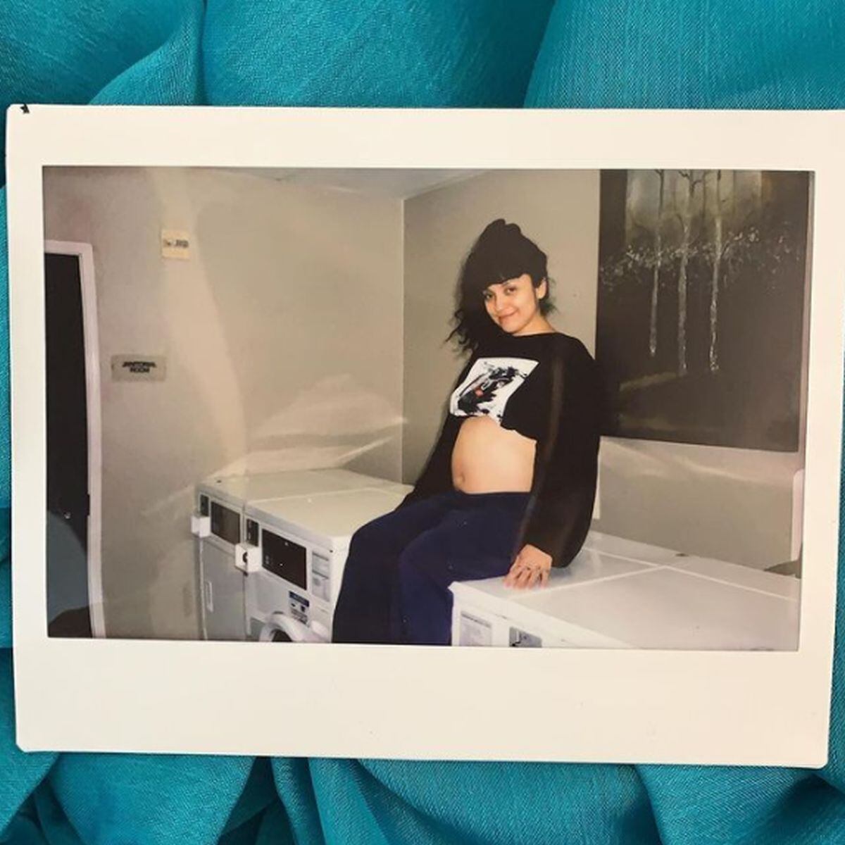 La cantante chilena mostrando feliz y orgullosa su embarazo (Foto: Mon Laferte / Instagram)