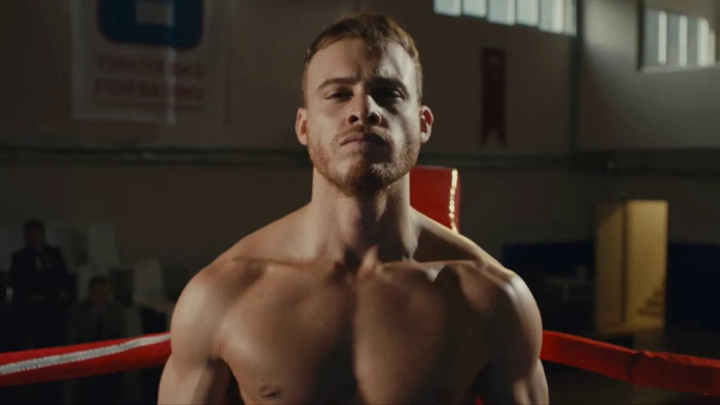 Kerem Bürsin es Ali Smith en la telenovela turca “En el corazón de la ciudad” (Foto: Ay Yapım)