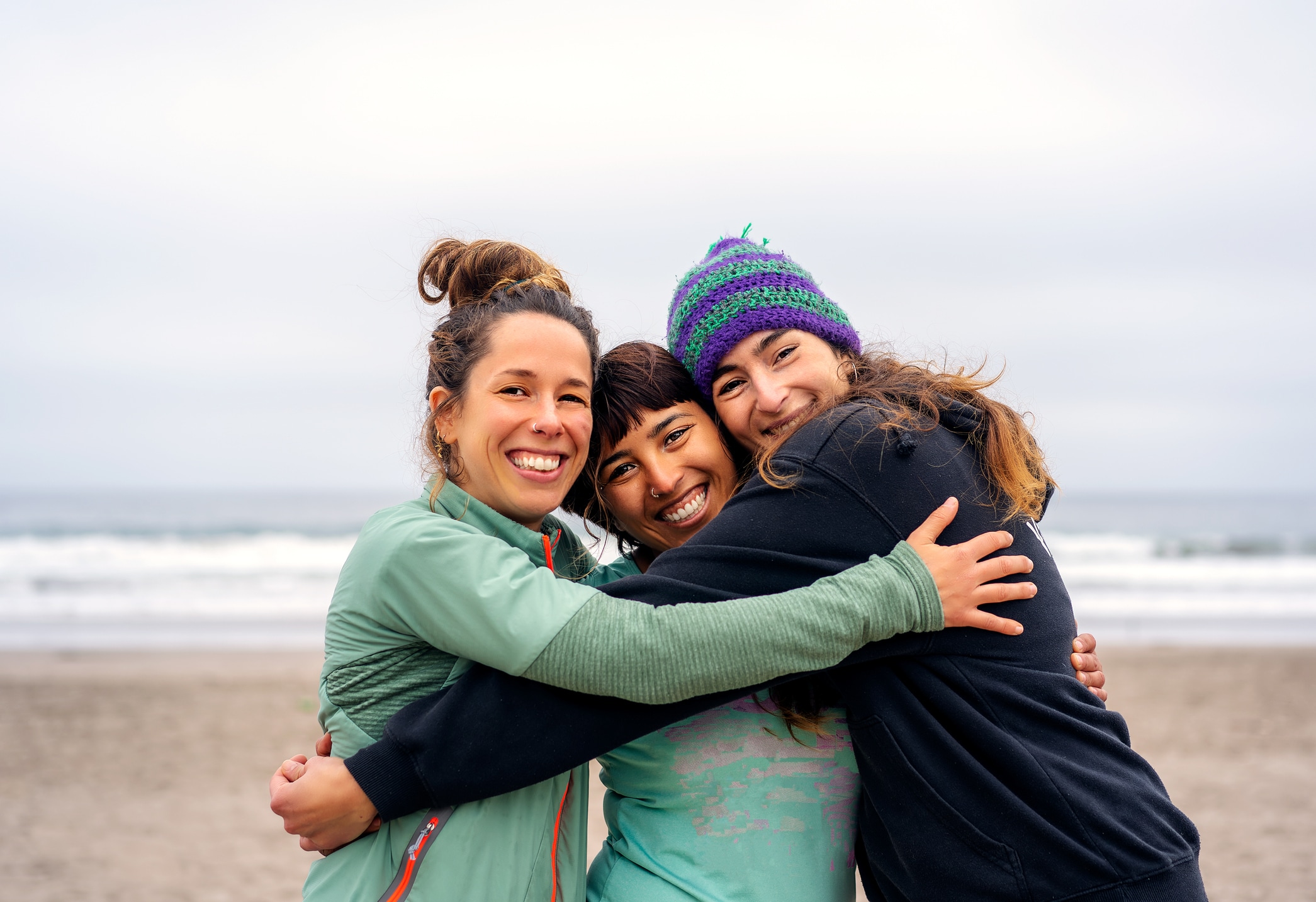 Un abrazo fuerte y honesto puede cambiarle el día a cualquiera. Foto: Istock