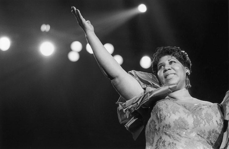 Aretha Franklin se convierte en la primera mujer en entrar al Salón de la Fama del Rock and Roll.