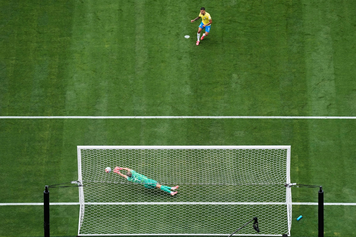Ørjan Nyland se lucio atajando el penal de Guimaraes. (AP Photo/Stephen K.H. Moyes)