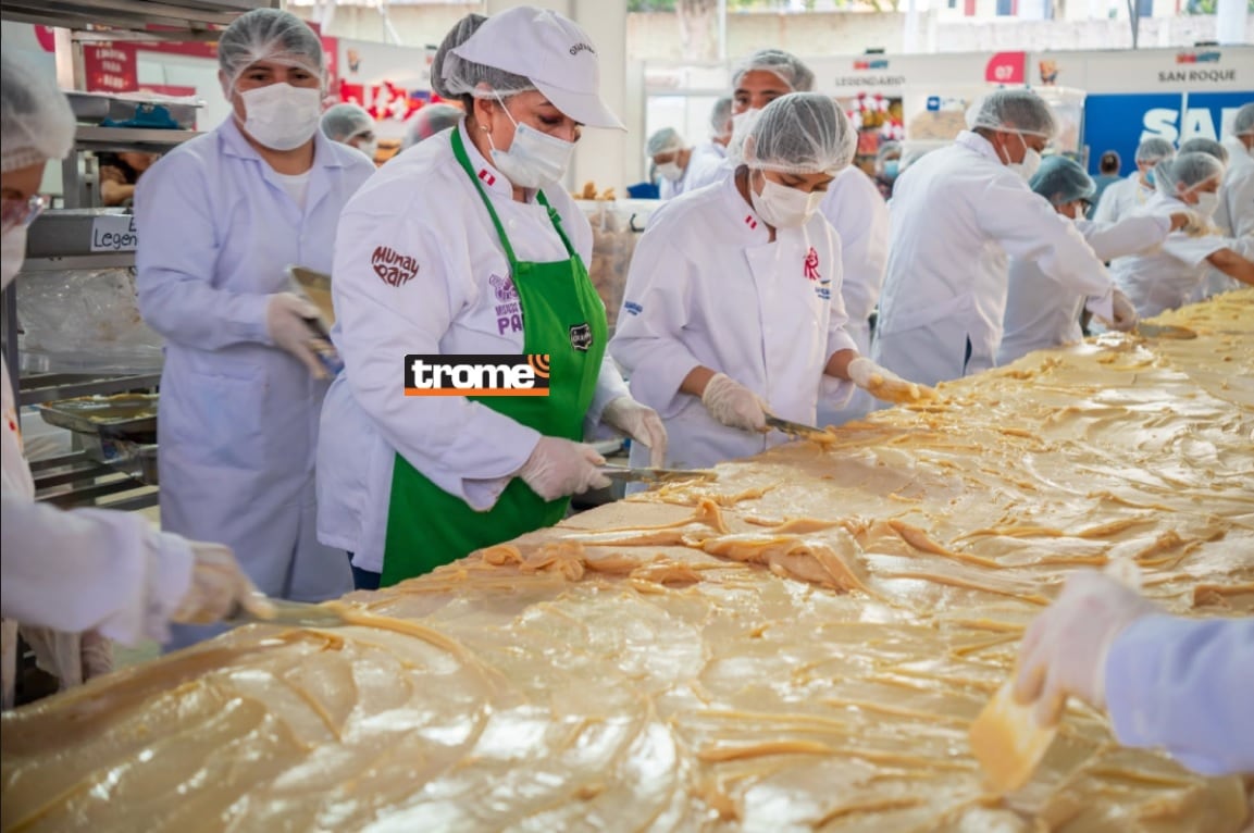 Gigantesca preparación de la delicia lambayecana, el king kong, (Entrevista y foto compos: Isabel Medina / Trome).