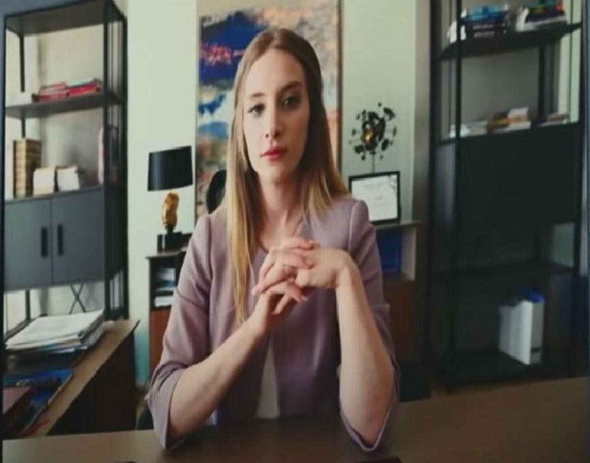 Acelya con traje de oficina en su escritorio (Foto: MF Yapım)