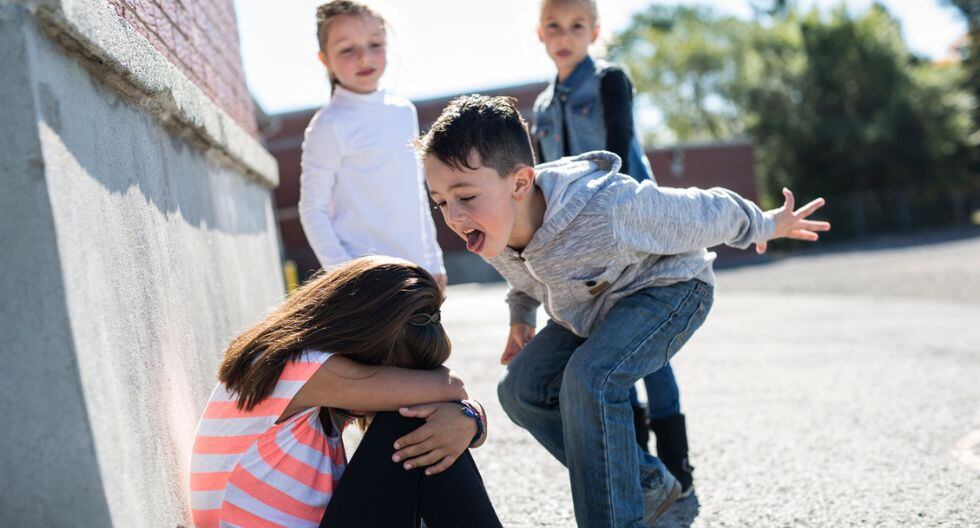Busca un espacio durante el día para conversar con tu hijo de todo lo que vivió durante su jornada escolar y con sus amigos de casa. Foto: iStock.