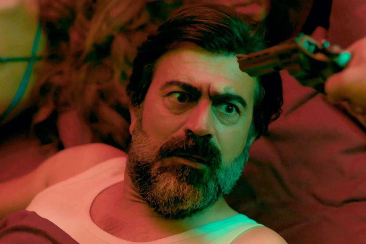 Hakan está muy enfadado con su socio Abdülkadir en "Tierra amarga" (Foto: Tims & B Productions)