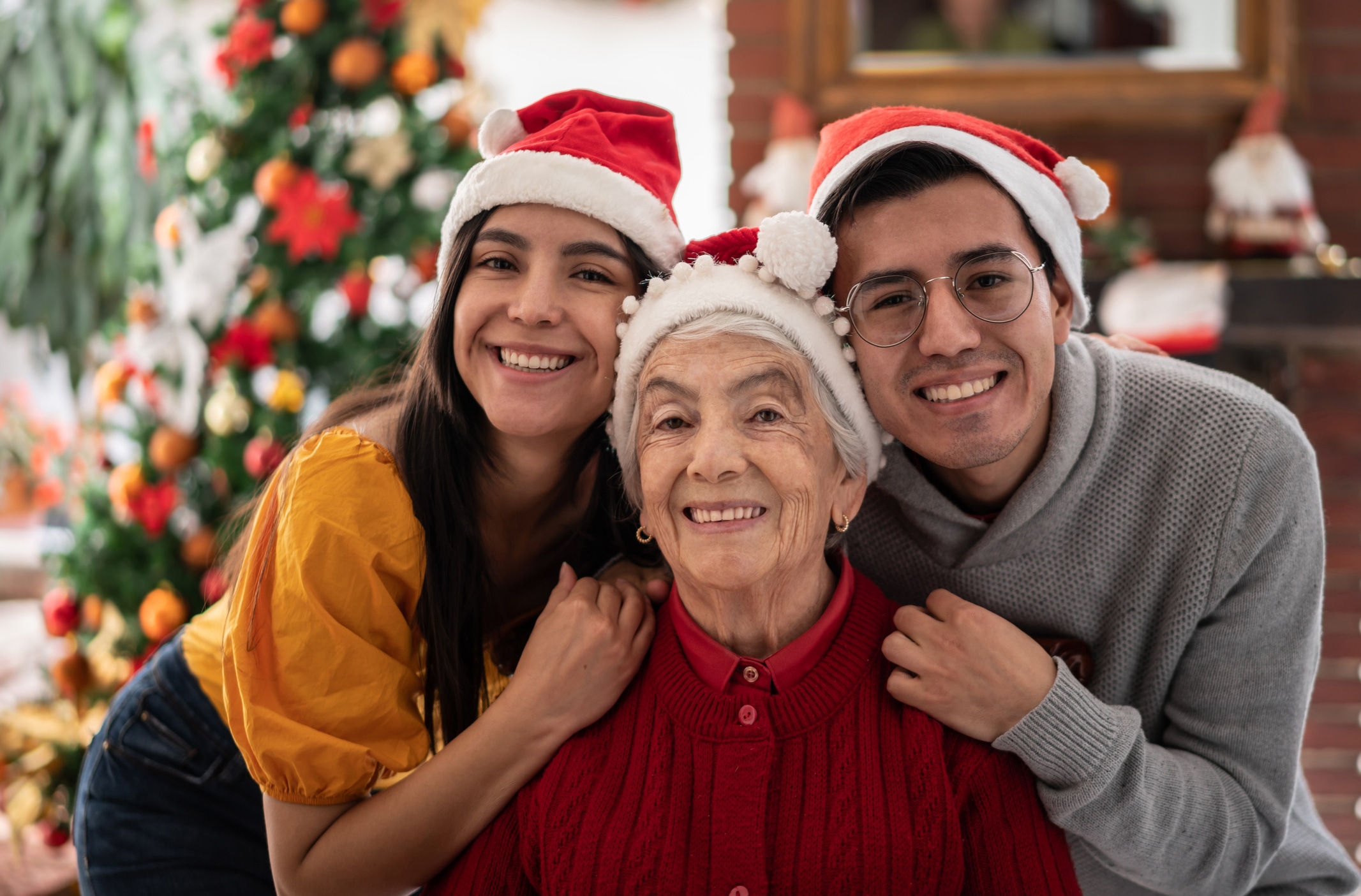 Conversa con tu abuelo y pregúntale cómo se siente y qué actividades le gustaría hacer por fin de año. Invítalo a participar de forma amable y sin presiones.