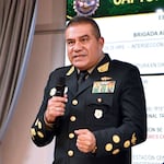 El general Óscar Arriola, jefe de la Policía, parece una piñata