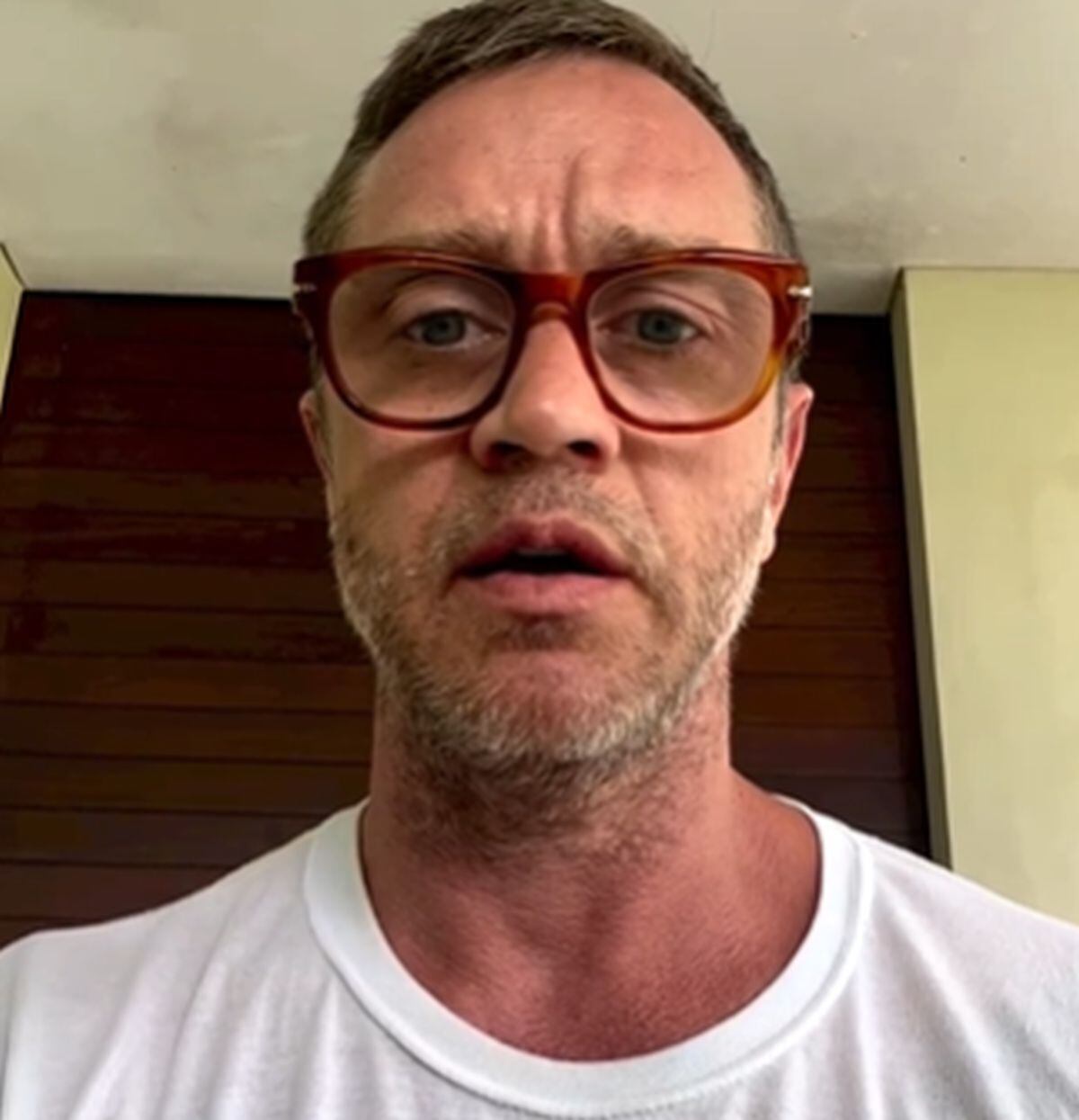 Aquí dirigiéndose a sus seguidores en redes (Foto: Devon Sawa / Instagram)