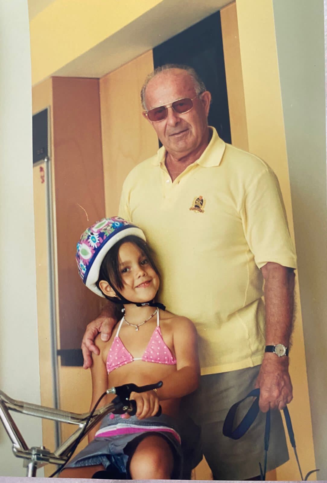 Alessa Esparza junto a su abuelo José Wichtel (Foto: archivo personal)