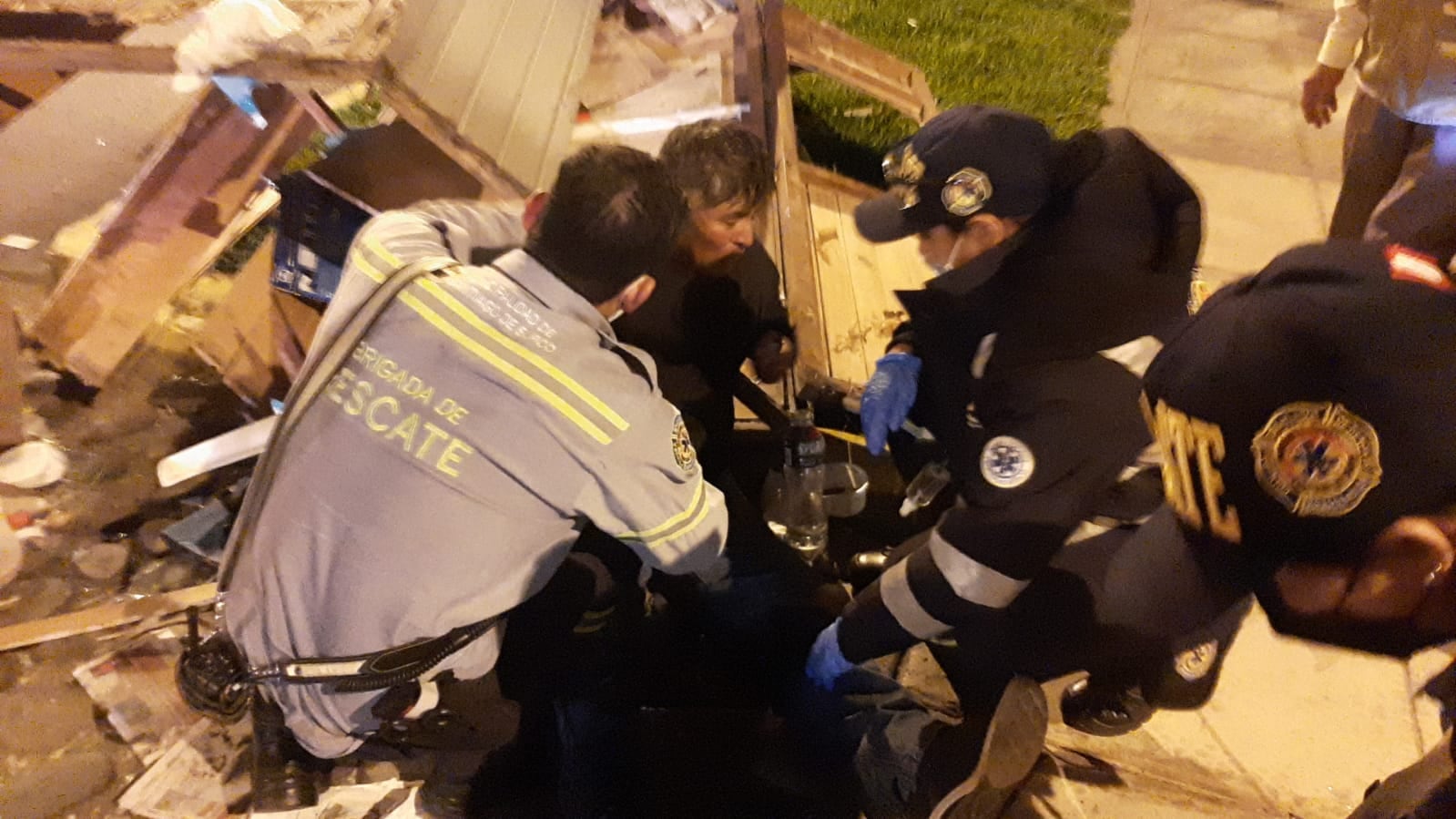 Carlos Sebastián Ramírez Mejía (20), protagonizó una persecución de película, a bordo de una camioneta, y derribó dos palmeras y una caseta de vigilancia.