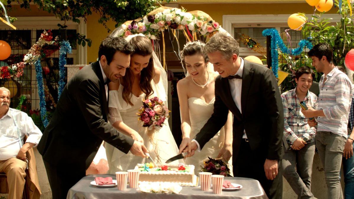 Uğur, Sevgi, Demir y Candan parten la torta (Foto: Med Yapım)