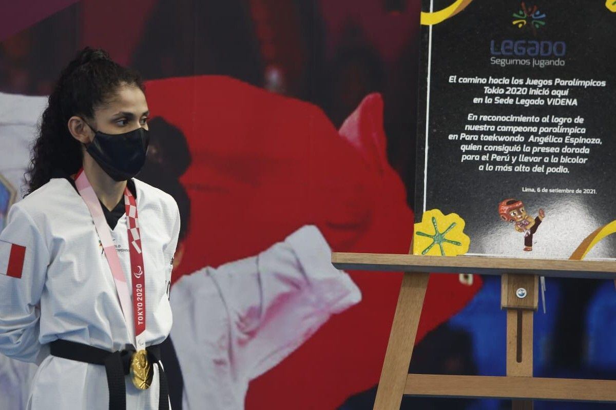 Angélica Espinoza también recibió una placa recordatoria del proyecto Legado. (Jorge Cerdán/ GEC)