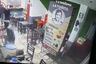 Trujillo: Cámaras captan a tres sujetos armados golpear a trabajadores y asaltar restaurante | VIDEO