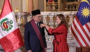APEC 2024: Dina Boluarte condecoró con la Orden El Sol del Perú, en el grado Gran Cruz, al primer ministro de Malasia