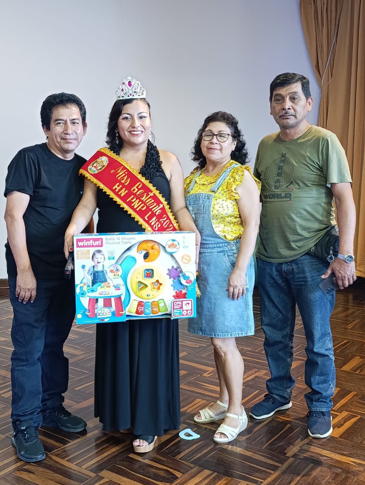 Teniente PNP Adriana Paola Chávez Solís, junto a su familia, luce la banda y corona como ganadora del concurso 'Miss Gestante de la PNP 2024'.