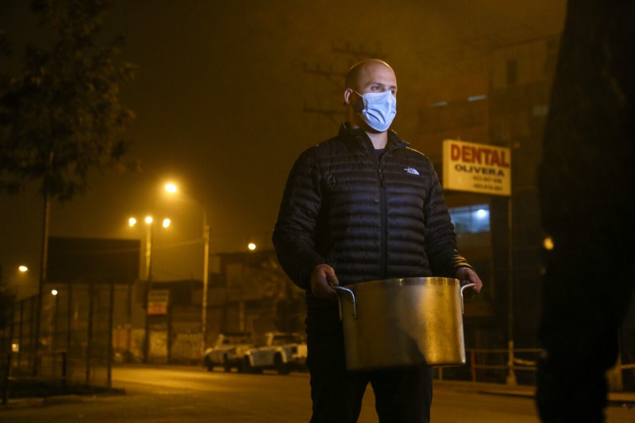 El 'Ángel de las colas anticovid' llevó desayunos a los más necesitados.