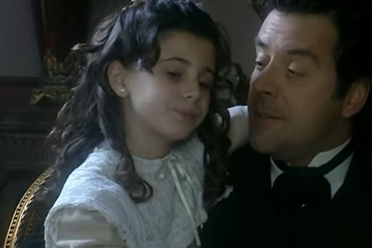 Úrsula Corberó en “Mirall Trencat” (Foto: Captura de pantalla / YouTube )