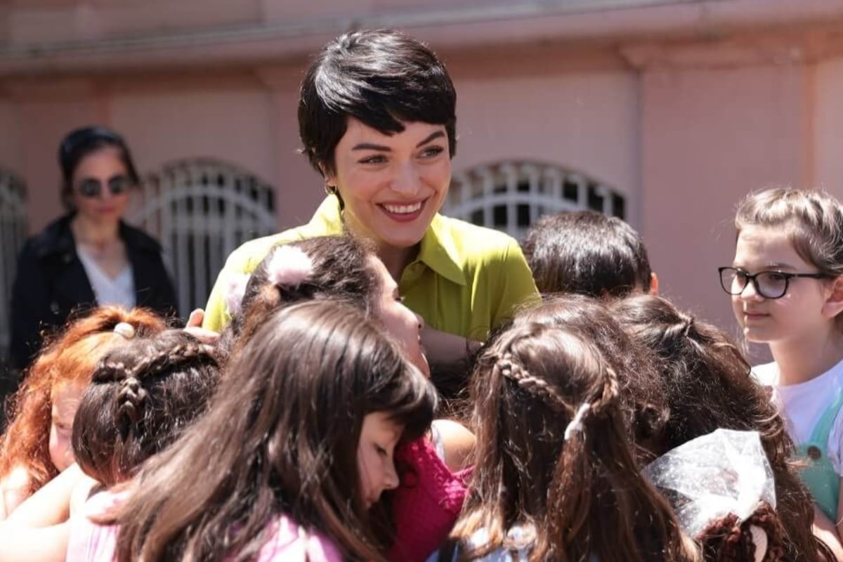 Safiye ayuda a los niños (Foto: OGM Pictures)