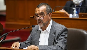 Pepitas de Trome: Los senadores recibieron sus credenciales e Iber Maraví lo hizo con más ganas