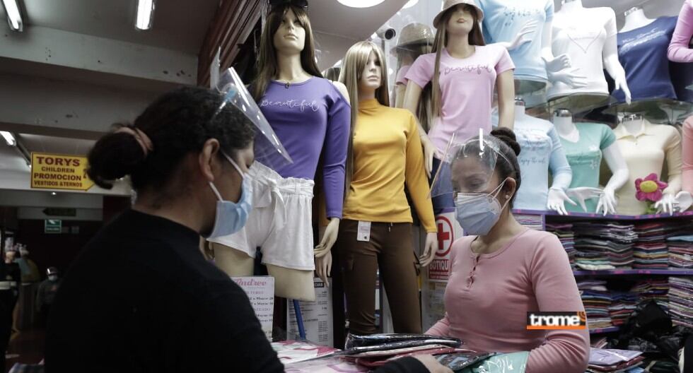 Gamarra impulsa su reactivación con moda de temporada y de producción nacional. Casacas, capas, poleras, cafarenas, polivestidos y jeanes son parte de las prendas de estación. (Trome / GEC)