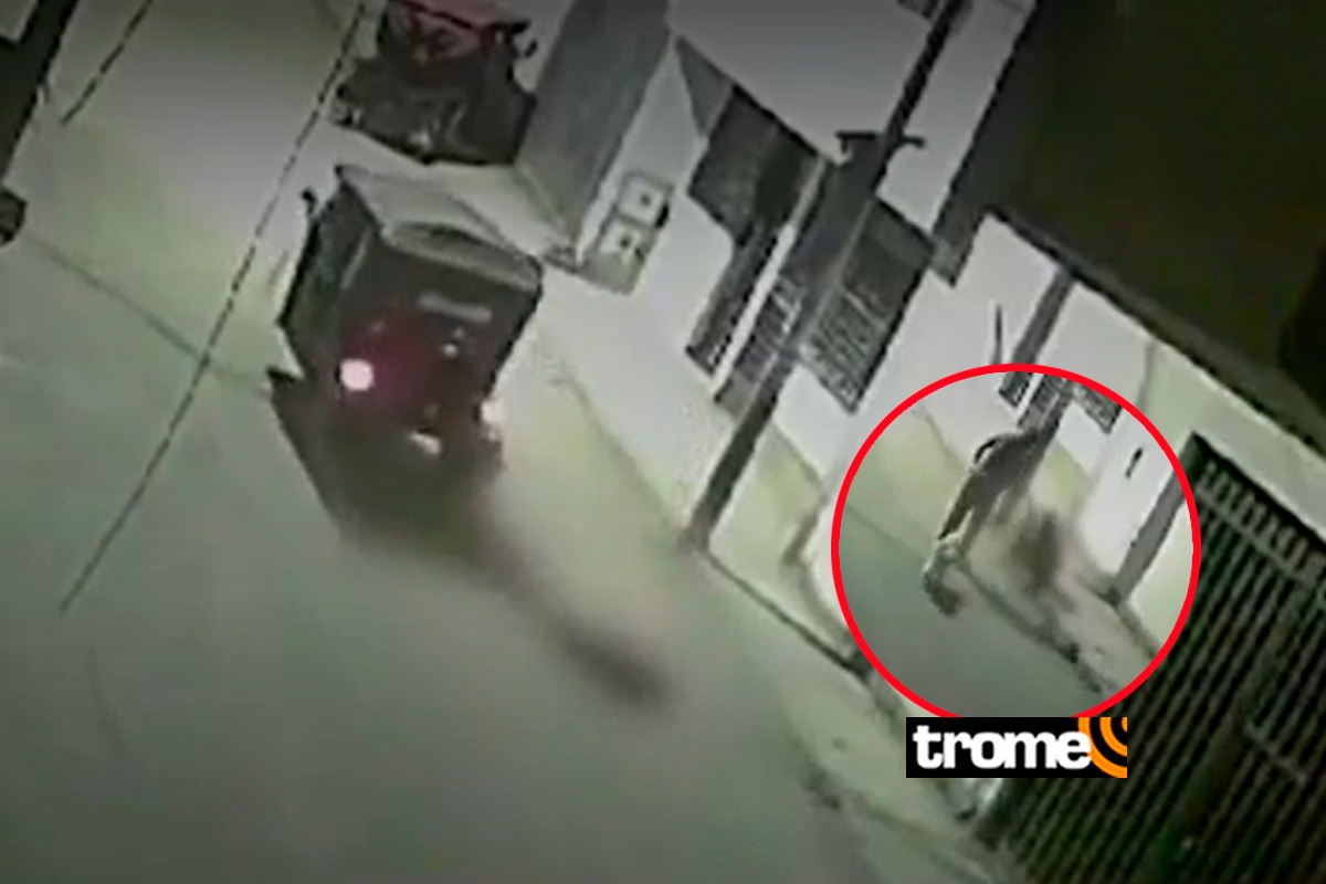 Jovencita es expulsada desnuda de una mototaxi.