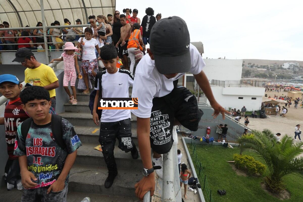 Entre las acciones negativas del 'playazo' en Agua Dulce de la Costa Verde estuvo que varios no respetaron rejas ni tranqueras colocadas para el ingreso con orden. (Foto: Julio Reaño / Trome).