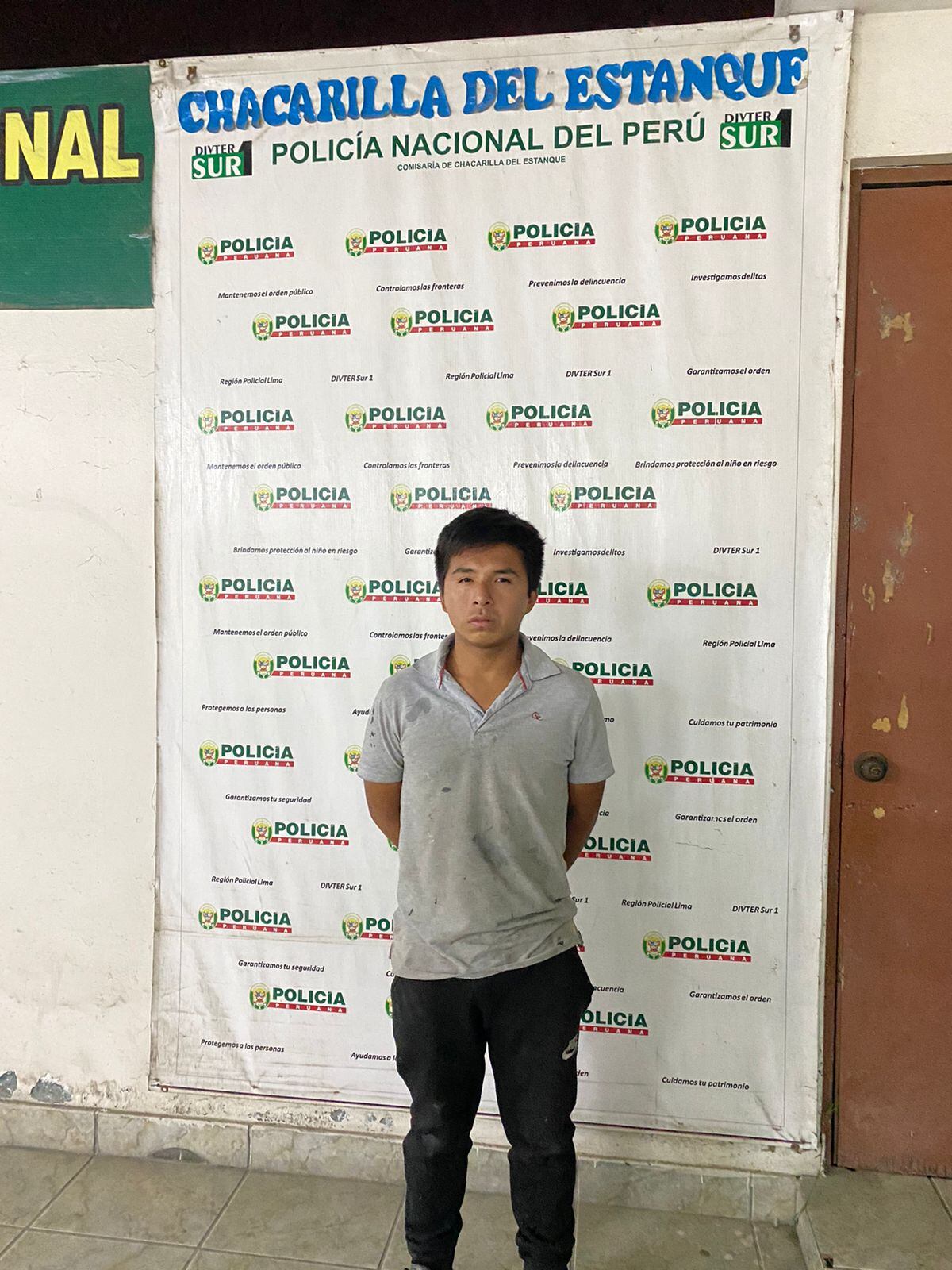 Carlos Sebastián Ramírez Mejía (20), protagonizó una persecución de película, a bordo de una camioneta, y derribó dos palmeras y una caseta de vigilancia. (fotos: Mónica Rochabrum/Trome)