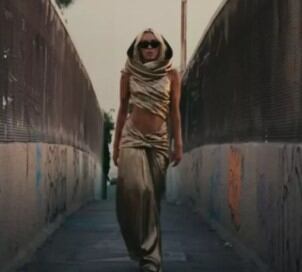 Miley Cyrus usó un vestido muy similar al que usó Jennifer Lawrence en una avant premiere (Foto: Miley Cyrus / Youtube)