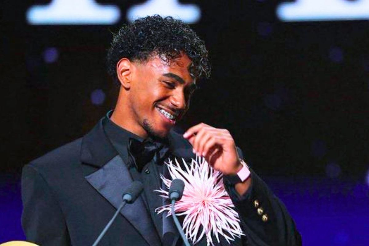 Lamine Yamal sorprendió con esta flor en la solapa de su traje (Foto: @francefootball)