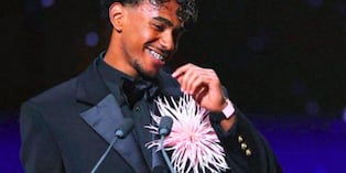 Lamine Yamal sorprendió con esta flor en la solapa de su traje (Foto: @francefootball)