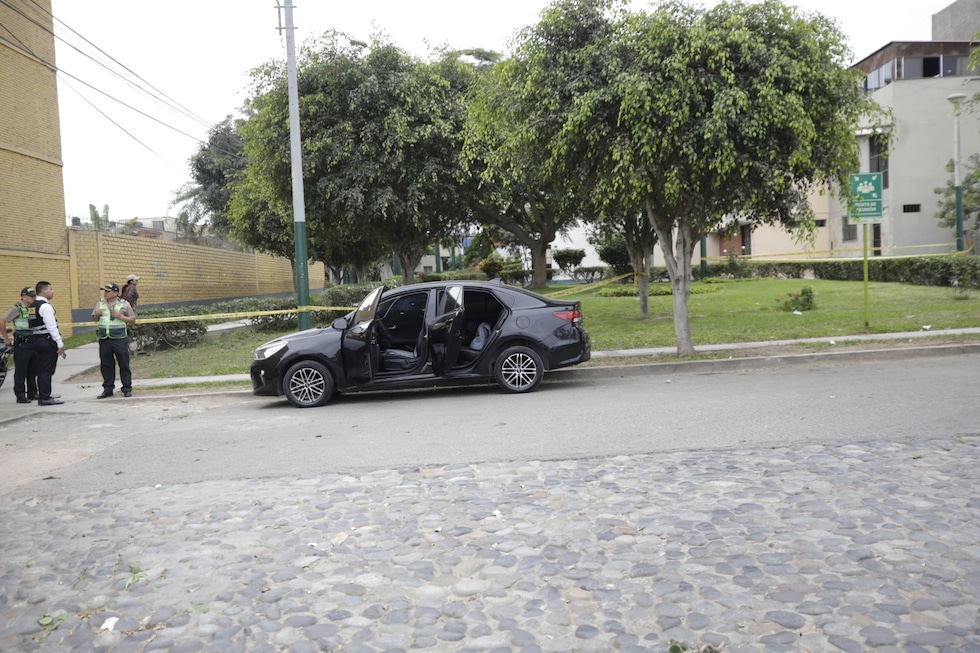 Una persona muerta y otra herida fue el saldo que dejó la intercepción de dos sicarios a un vehículo estacionado en pleno parque de Surco. Foto: Joseph Angeles/@photo.gec