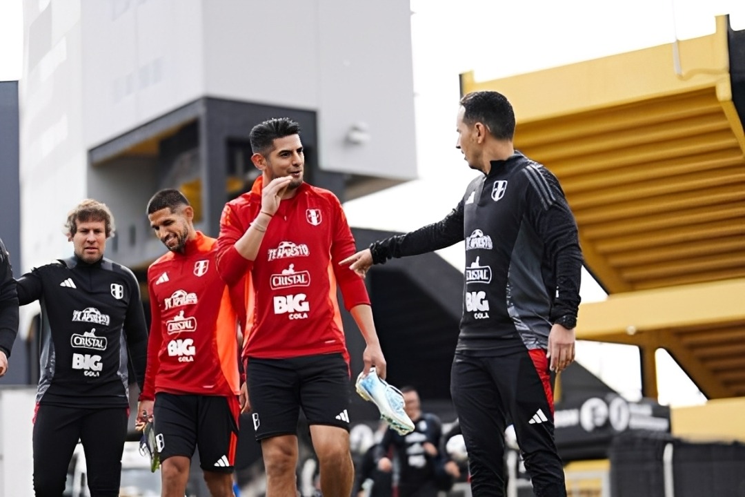 Carlos Zambrano ya trabaja con la selección en Montevideo (Foto: @labicolor)